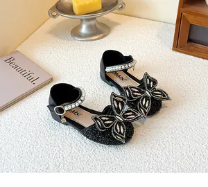 Funkelnde schwarze Mädchen Prinzessin Sandalen mit großem Strass Schmetterling und Perlen.