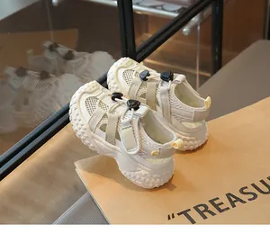 Detail der atmungsaktiven weißen Jungen-Sandalen mit Kordelzug-Verschluss