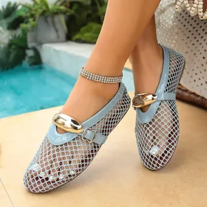 Détail de ballerines en résille bleu clair avec une boucle dorée élégante 2026
