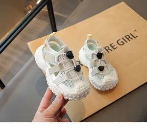 Detailaufnahme atmungsaktiver Outdoor-Sandalen für Jungen mit rutschfester Gummisohle