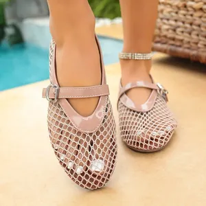 Vue détaillée des ballerines en maille beige avec bride Mary Jane à boucle
