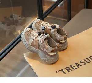 Detailansicht brauner Outdoor-Sportsandalen für Kinder mit Mesh und weicher Sohle.