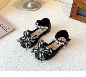 Detailansicht schwarzer Prinzessinnenschuhe für Mädchen mit Glitzer und Strass-Schleife