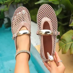 Détail rapproché de ballerines Mary Jane en maille avec boucle métallique dorée chic.