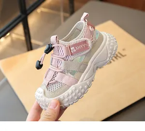 Detailansicht der rosa-beigen Kinder-Sportsandalen mit atmungsaktivem Mesh und Klettverschluss