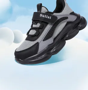 Gedetailleerd zijaanzicht van ademende jongenssneakers met klittenband