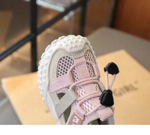 Nahaufnahme einer rosa Mesh-Kindersandale mit einer schützenden Zehenkappe aus Gummi