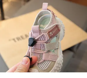 Nahaufnahme von Jungen-Sportsandalen aus Mesh mit Klettverschluss und Schnürungsdetail