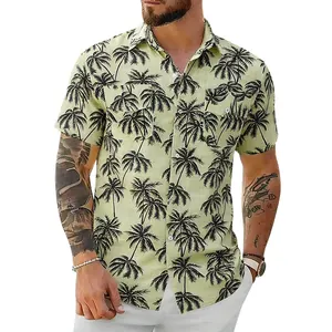 Détail d'une chemise décontractée pour homme à imprimé palmier vert avec poches.