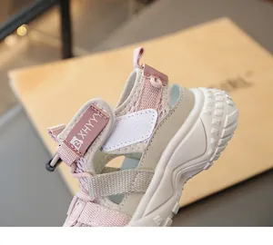 Detailansicht pinkfarbene Kinder-Sportsandale mit Klettverschluss und dicker Sohle