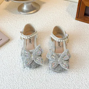 Silberne glitzernde Mädchen-Prinzessinnenschuhe mit großer Kristallschleife und Perlen