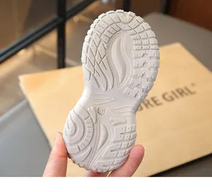 Detailansicht der rutschfesten Gummisohle von Outdoor-Sandalen für Kinder.