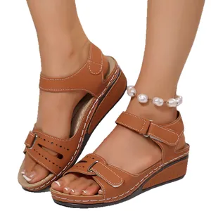 Sandalias de cuña marrones para mujer con detalles cortados con láser y velcro
