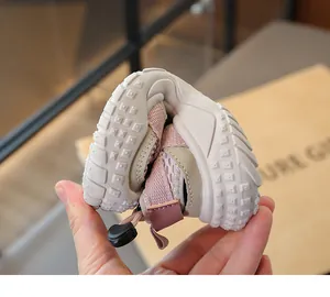 Detailansicht der flexiblen und weichen Sohle dieser Outdoor-Sommersandalen für Jungen in Rosa.
