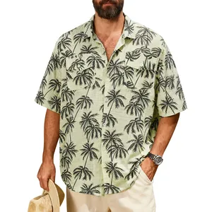 Détail de chemise hawaïenne vert clair pour homme avec imprimés palmiers noirs et poches.