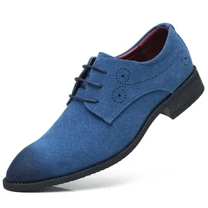 Elegante scarpa stringata da uomo in pelle scamosciata blu con punta a punta e dettagli brogue.