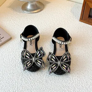 Elegante schwarze Mädchen Prinzessin Sandalen mit Strass Schmetterling und Perlen.