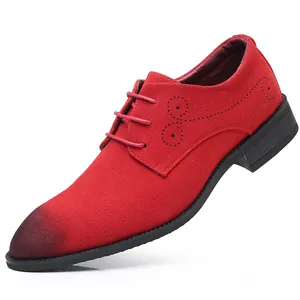 Dettaglio scarpa elegante da uomo in pelle scamosciata rossa con motivi brogue