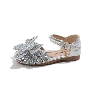 Glitzernde silberne Mädchen Prinzessin Sandalen mit Strass-Schleife und Perlenriemen