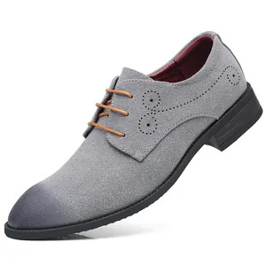 Dettaglio scarpe Oxford in pelle scamosciata grigia con punta a punta e lacci arancioni