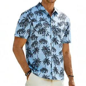 Vue détaillée d'une chemise hawaïenne bleu clair avec imprimé palmiers noirs et texture flammée.