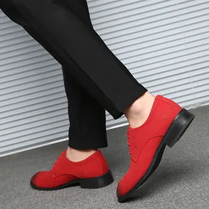 Vista laterale di scarpe oxford in camoscio rosso da uomo che camminano su moquette