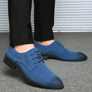 Dettaglio di scarpe formali da uomo in camoscio blu con punta a punta su moquette