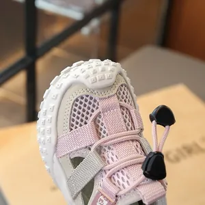 Detaillierte Makroansicht von atmungsaktiven Kinder-Outdoorsandalen mit Bungee-Seilen.