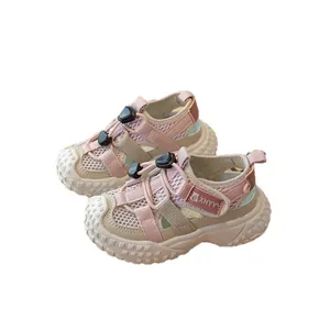 Atmungsaktive rosa Mesh-Kindersandalen mit weichen, rutschfesten Sohlen