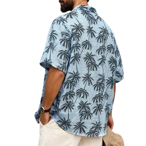 Vue latérale d'une chemise hawaïenne bleue pour homme avec imprimé palmier noir sur lin