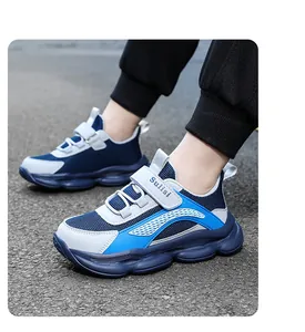 Gedetailleerd zijaanzicht van ademende blauwe mesh sneakers met klittenband voor jongens