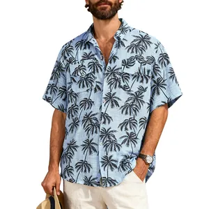 Détail d'une chemise hawaïenne pour hommes bleu clair avec imprimés palmiers foncés