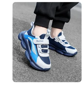 Gedetailleerde macro-opname van ademende blauw-witte mesh jongenssneakers met klittenband