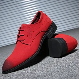 Scarpe eleganti da uomo in camoscio rosso con punta a punta in stile britannico.