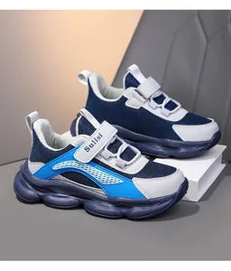 Detail van mesh sneakers voor jongens met klittenband en blauwe zool