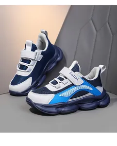 Detailweergave van ademende mesh sportschoenen voor jongens met klittenband in blauw.