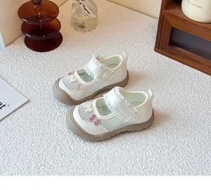 Detailansicht von süßen weißen Mesh-Sandalen für Mädchen mit gestickten rosa Schleifen