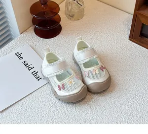 Detailansicht der weißen Mesh-Sneaker für Mädchen mit süßer Schmetterlingsstickerei und Rüschen