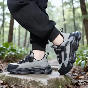 Ademende mesh sneakers voor jongens met klittenband in bosrijke omgeving