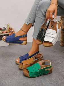 Primo piano dei vari colori dei sandali con zeppa e cinturino loafer da donna