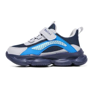 Ademende mesh sportschoenen voor jongens met klittenband en zachte zool.