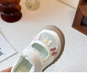 Detailansicht der Mädchen Netzschuhe mit süßen gestickten Schmetterlingsmotiven