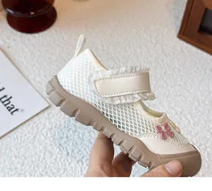 Detailansicht einer weißen Mädchen-Sandale aus Mesh mit einer süßen Schmetterlingsstickerei.