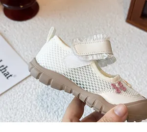 Detailansicht der atmungsaktiven weißen Netzsandalen für Mädchen mit Rüschen und Schleife