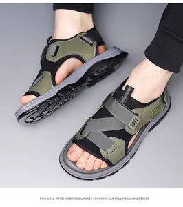 Nahaufnahme von olivgrünen Outdoor-Sandalen für Herren mit Mesh und weicher Sohle.