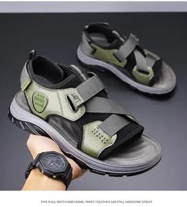 Detailansicht trendiger grüner Outdoor-Sandalen für Herren mit atmungsaktivem Mesh-Gewebe