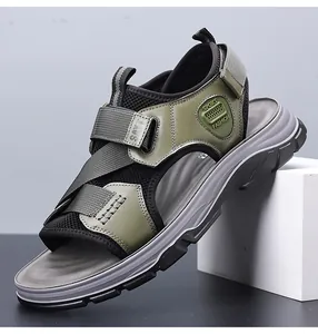 Detaillierte Seitenansicht stylischer olivgrüner Outdoor-Sandalen für Herren mit weicher Sohle