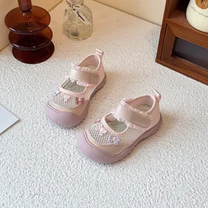 Süße rosa Mädchen-Netzsandalen mit bestickten Schleifen und weichen Schutzkappen-Sohlen