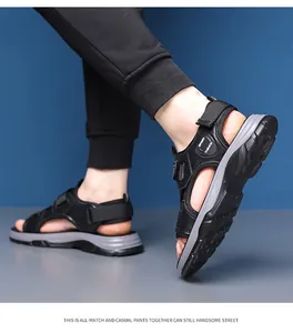 Detailansicht der schwarzen atmungsaktiven Herren-Sandalen mit weicher Sohle für den Sommer.