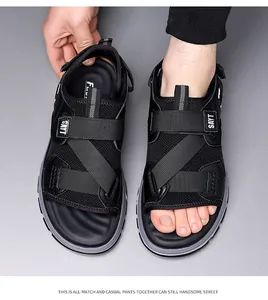 Detail der atmungsaktiven schwarzen Outdoor-Sandalen für Herren mit Klettverschluss.